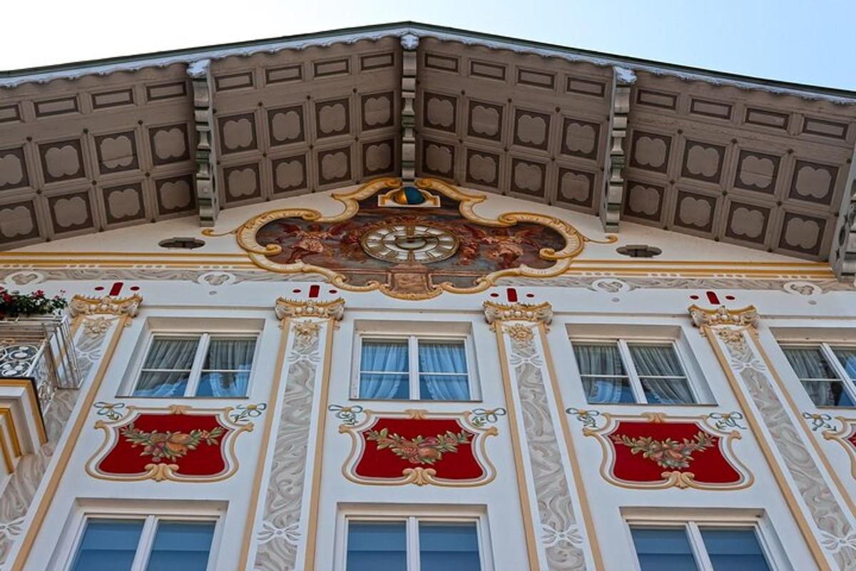 un edifici amb un rellotge a la part superior