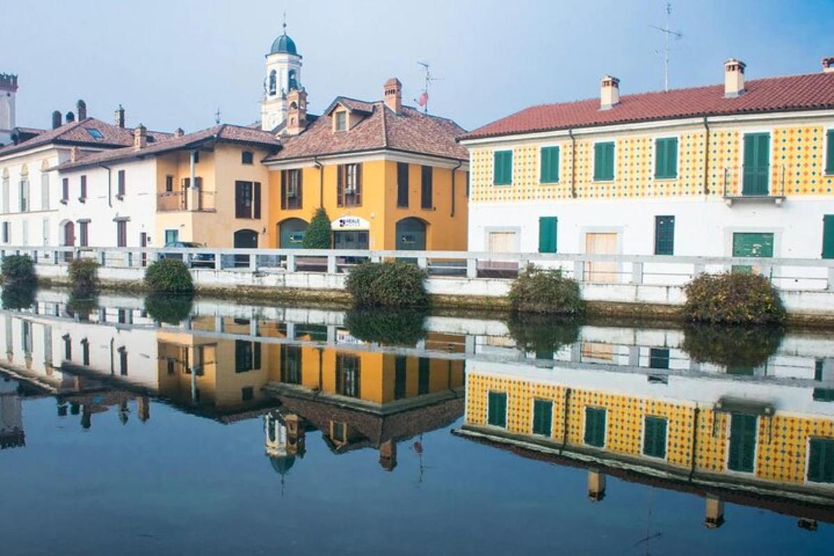 skupina stavb ob vodni površini