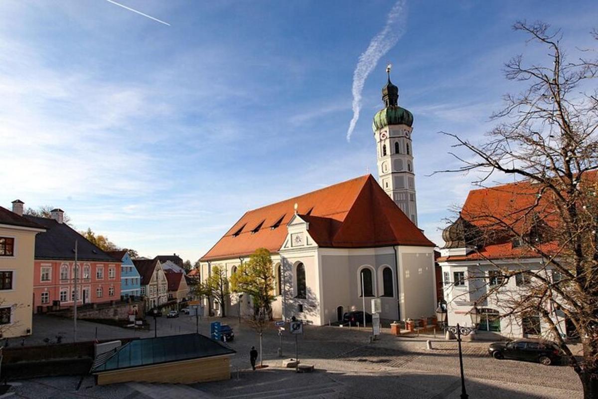 kostol s hodinovou vežou na vrchole