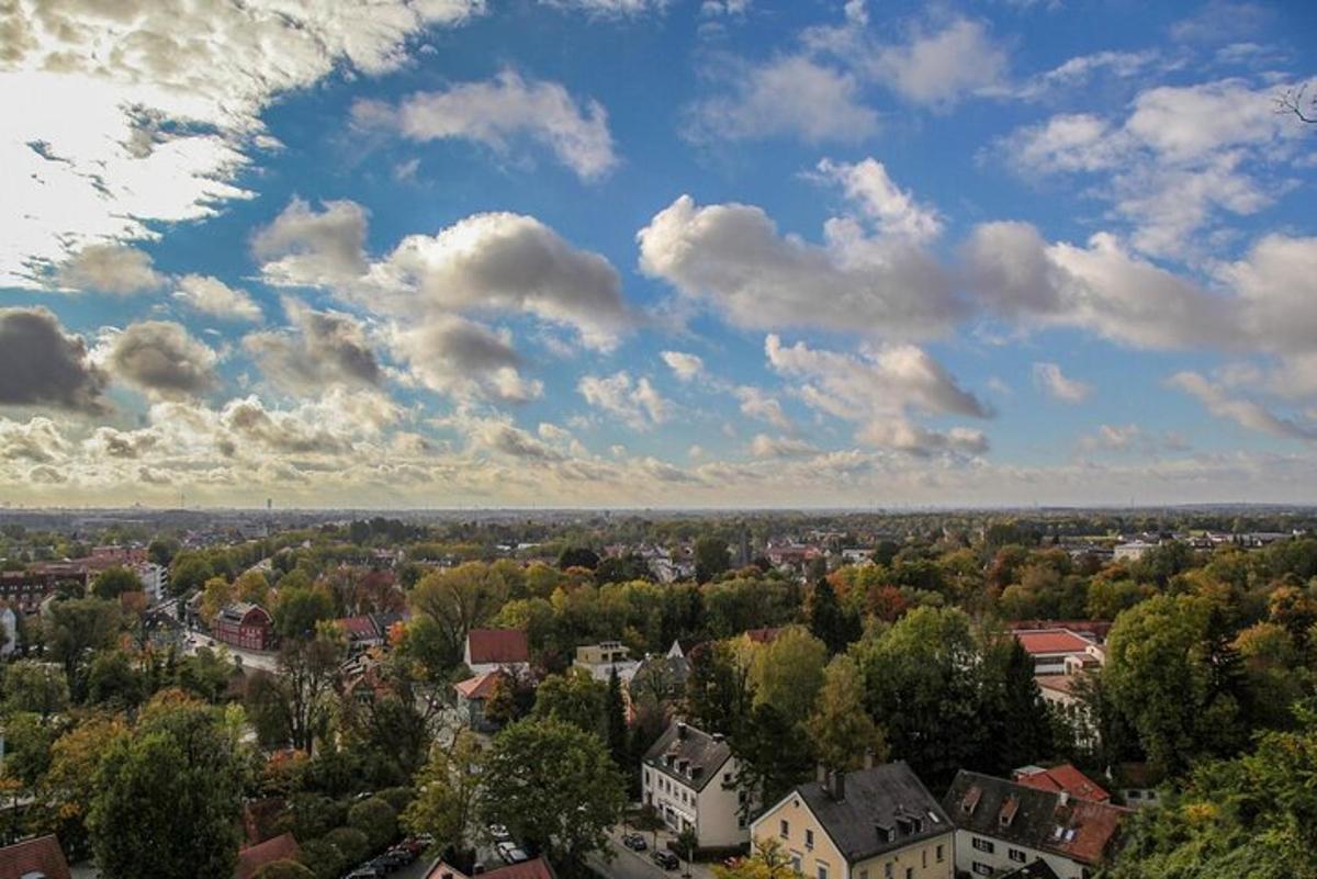 pohľad zhora na mesto pod zamračenou oblohou