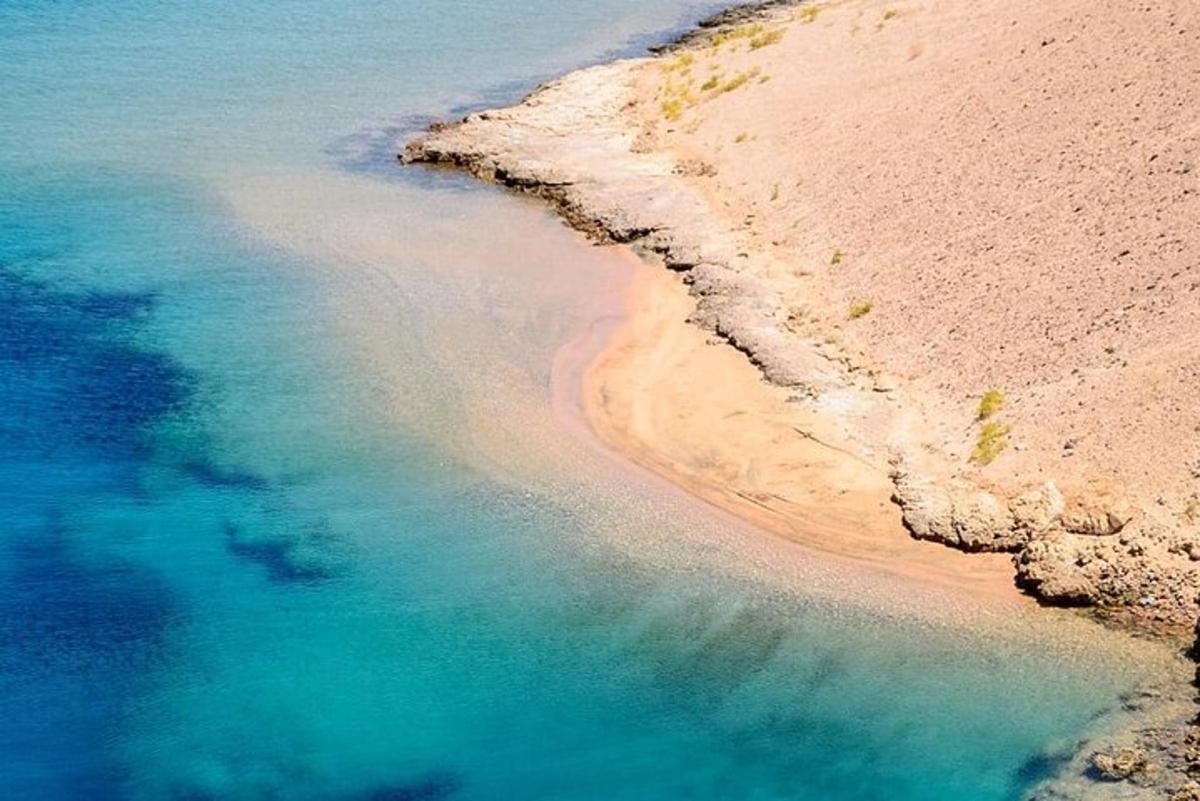 zračni pogled na plažo in ocean