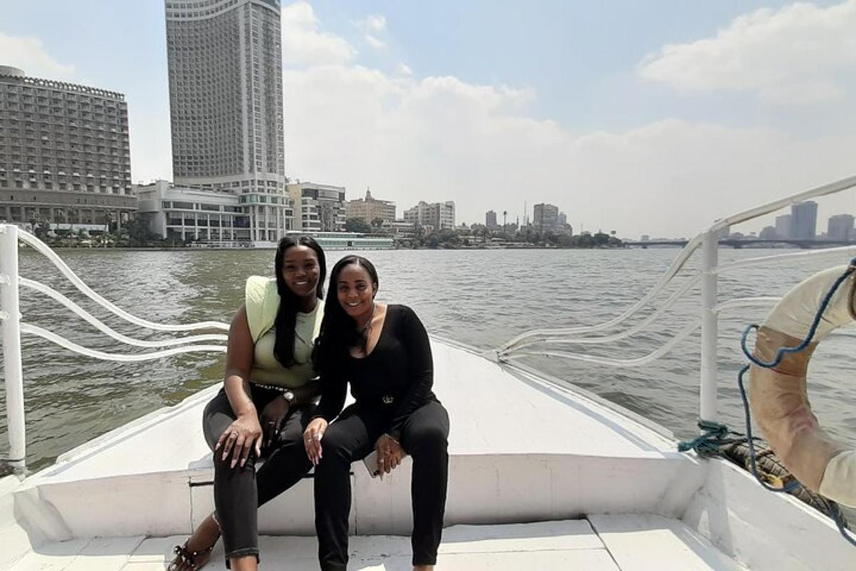 hai người phụ nữ ngồi ở phía sau thuyền