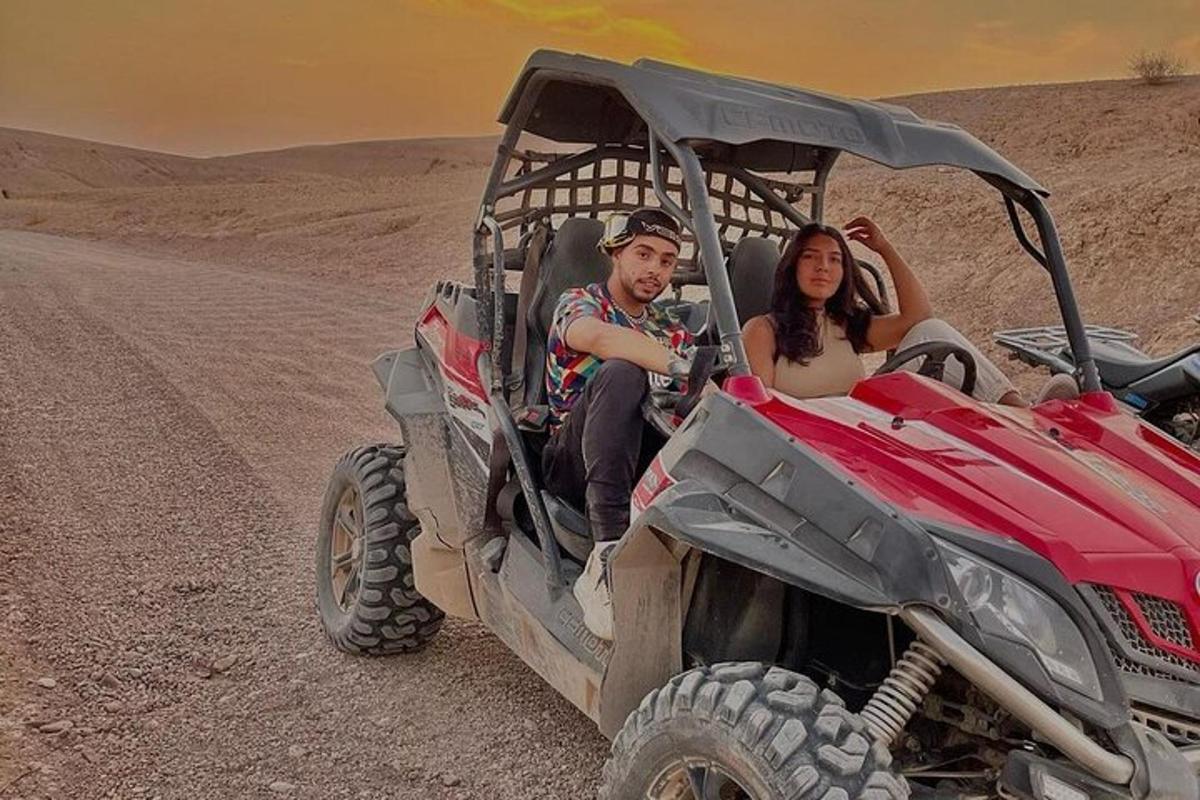 un uomo e una donna seduti in una jeep nel deserto