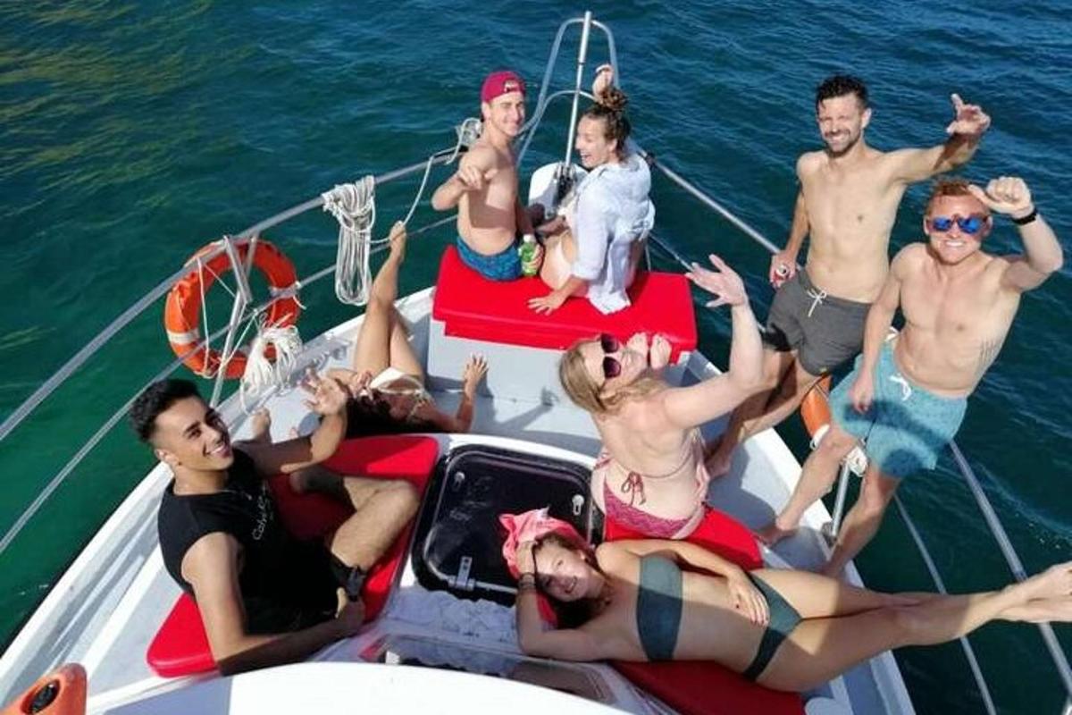 skupina lidí na lodi ve vodě