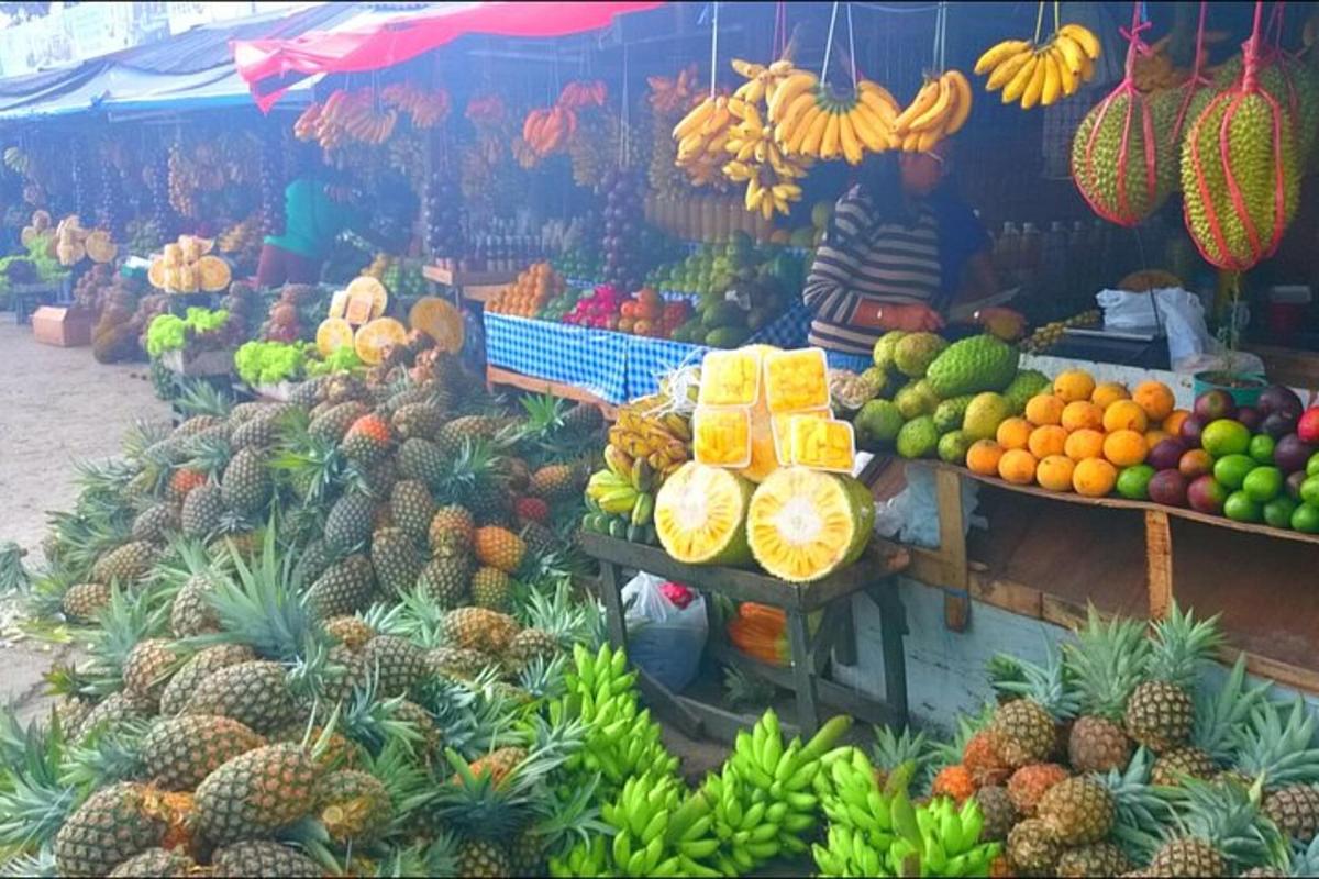 Un puesto de frutas con un montón de frutas en exhibición.
