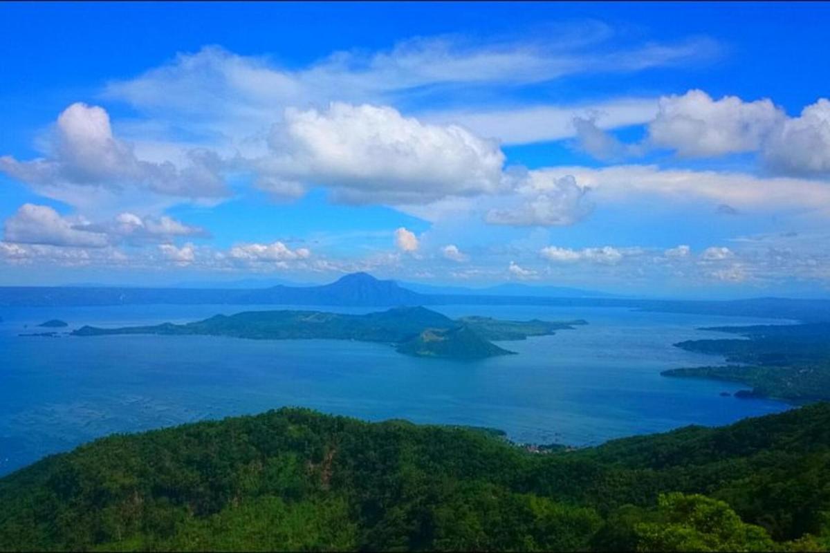 una isla en medio de una gran masa de agua