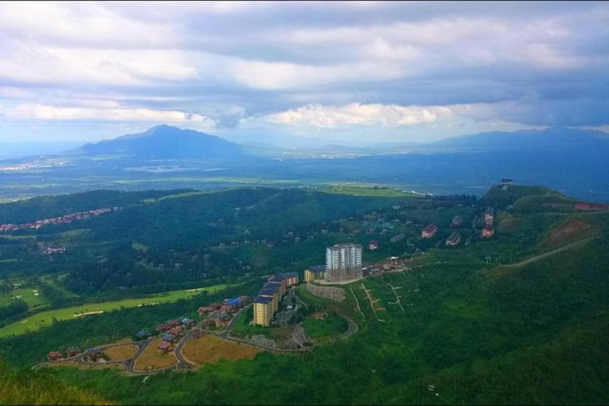 una vista aérea de una ciudad con una montaña