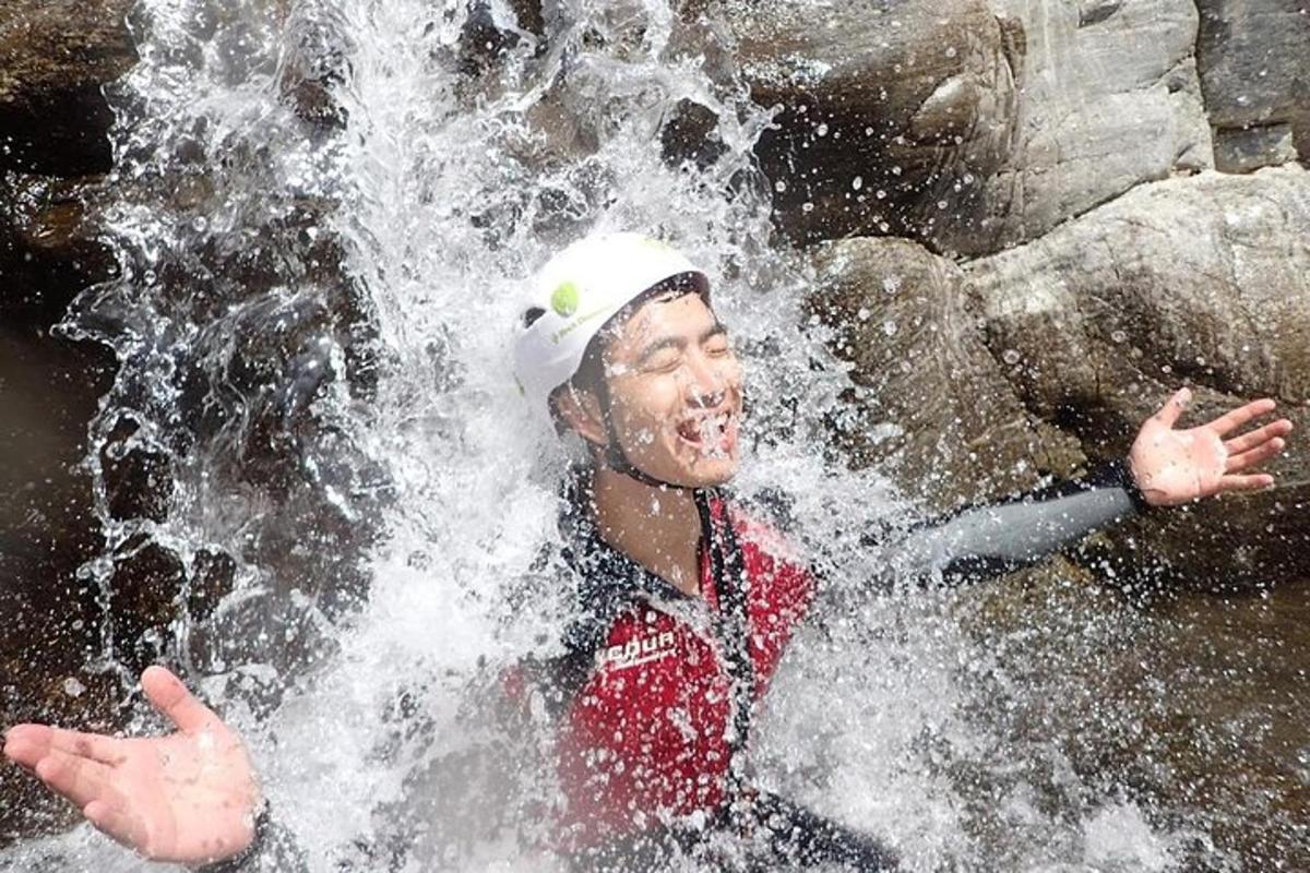 un uomo è in piedi davanti a una cascata
