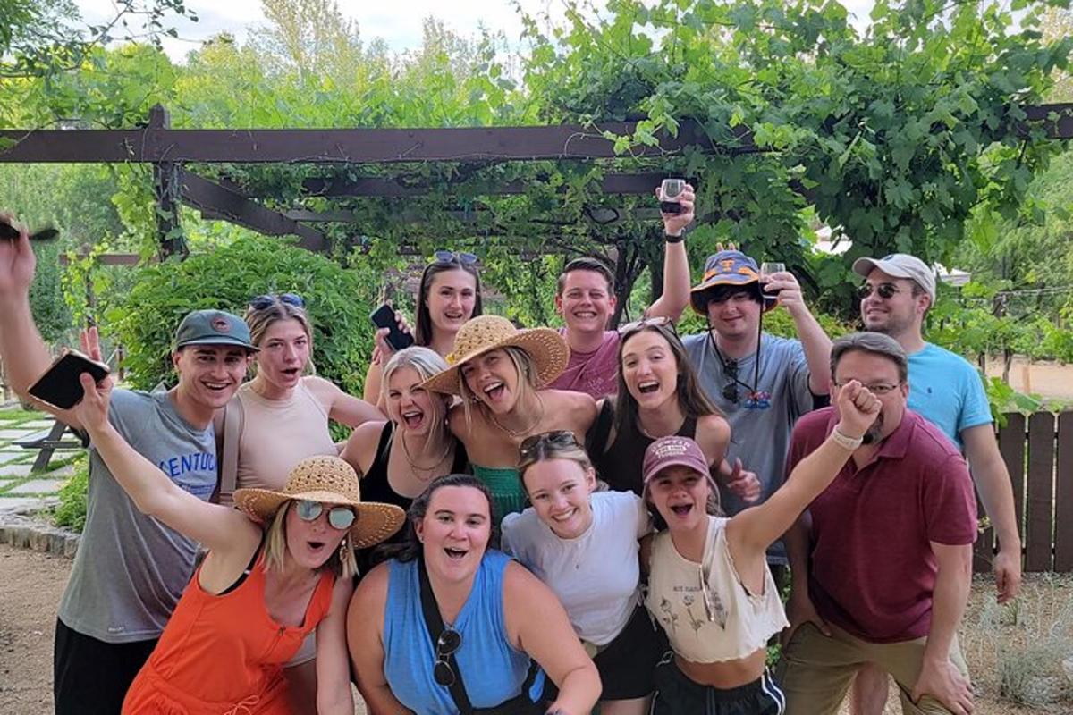 um grupo de pessoas posando para uma foto