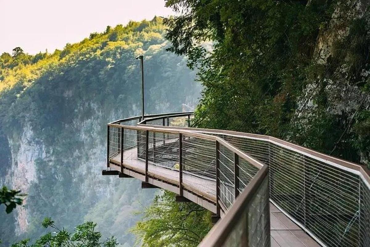 un ponte sopra uno specchio d'acqua su una montagna