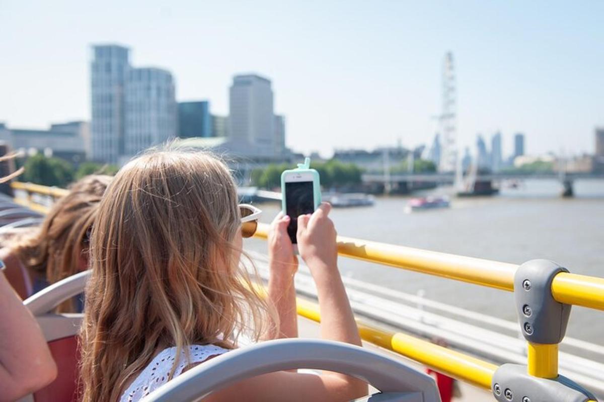 tüdruk pildistab oma mobiiltelefoniga vett