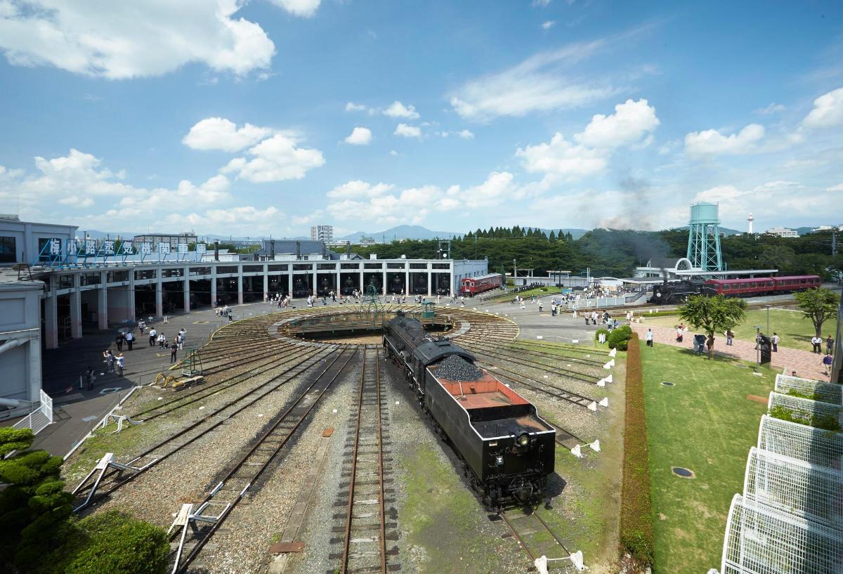 um trem nos trilhos de uma estação de trem