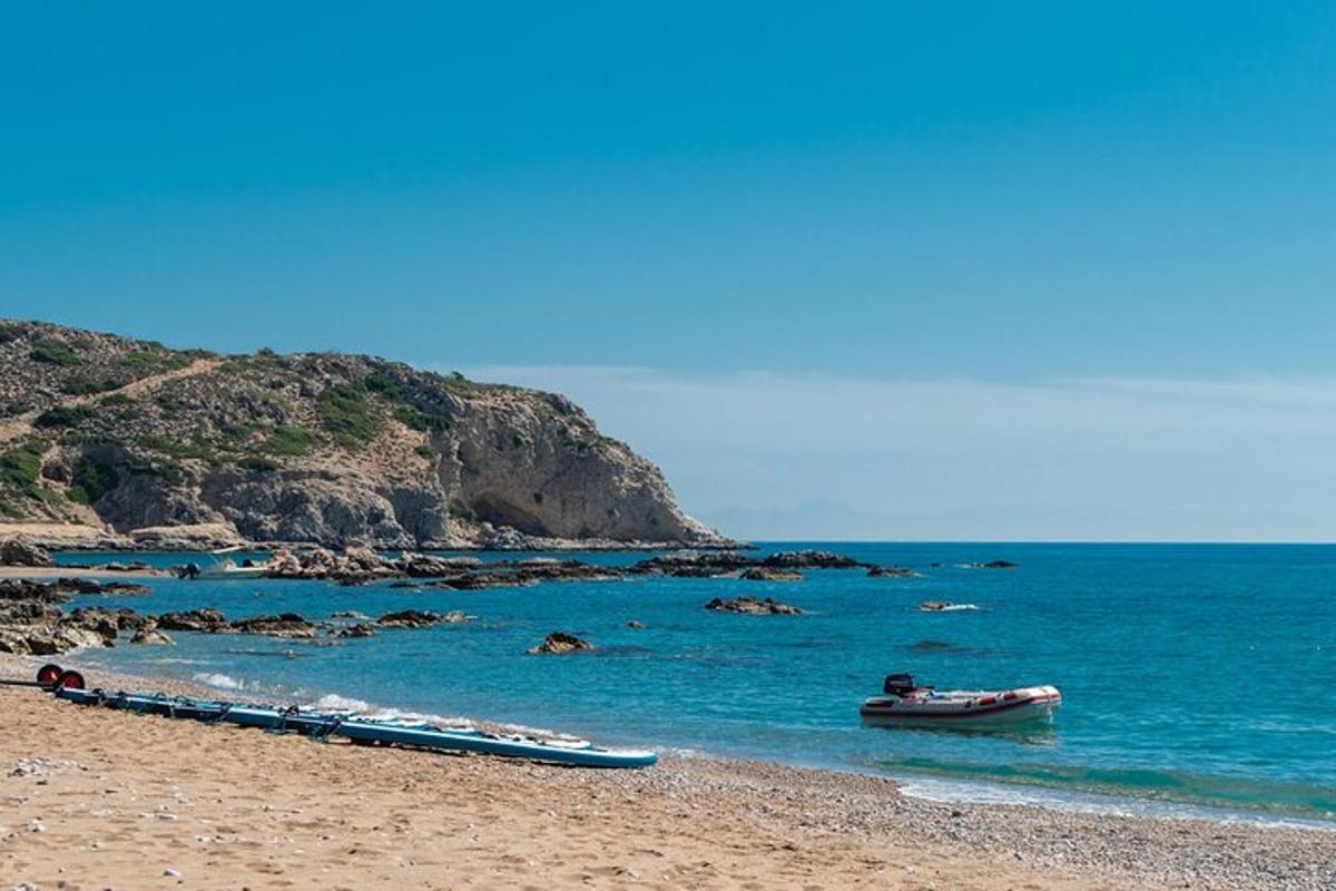 un treno su una spiaggia con una barca in acqua