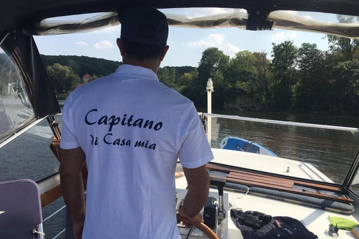 un hombre parado en un bote en el agua