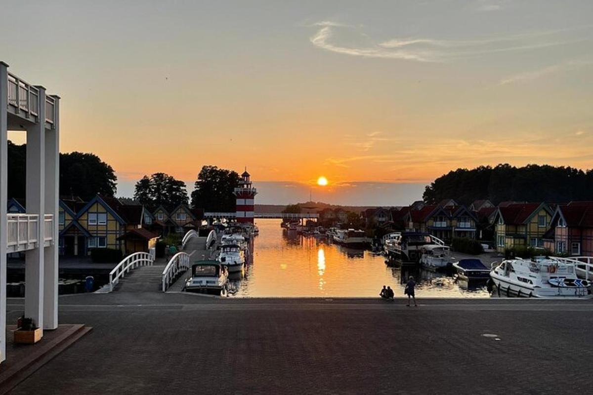 un tramonto su un porto turistico con barche in acqua