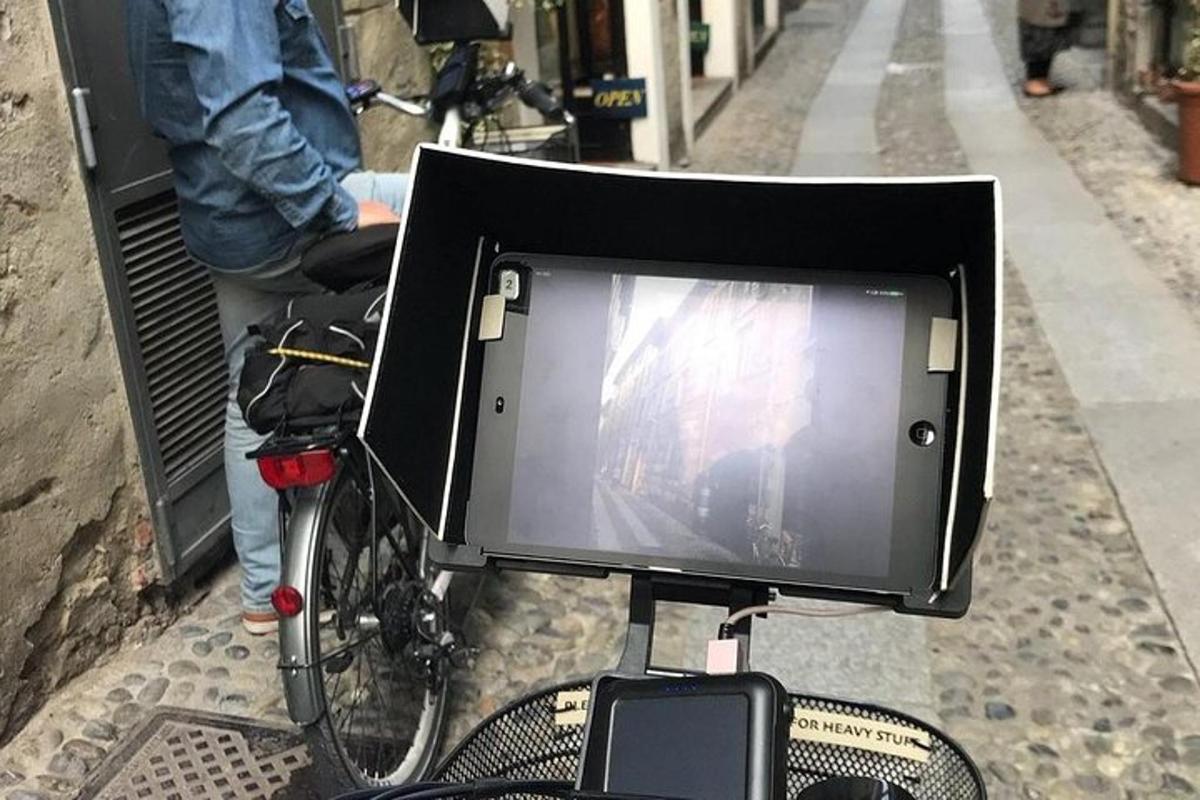 tv di belakang basikal di jalan