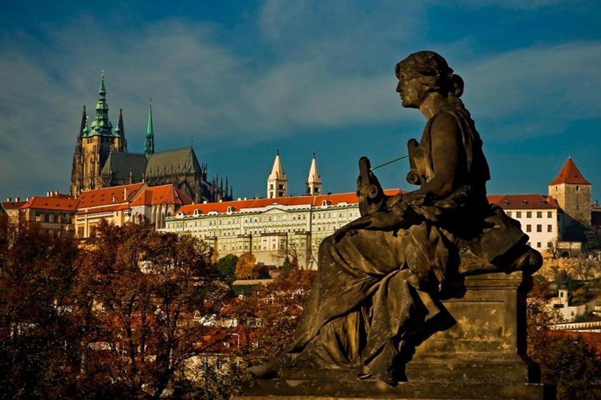 eine Statue einer Frau, die vor einer Stadt sitzt