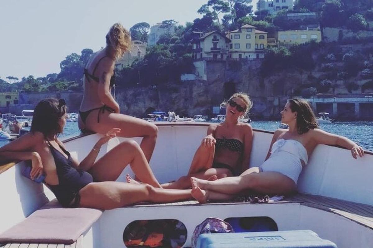 grupp naisi istub paadi tagaosas