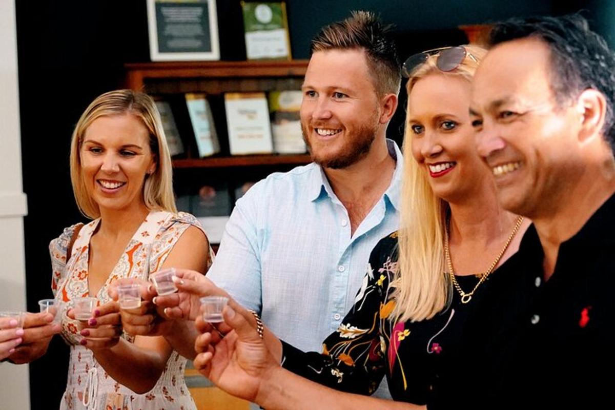 un gruppo di persone che sorreggono bicchieri di vino