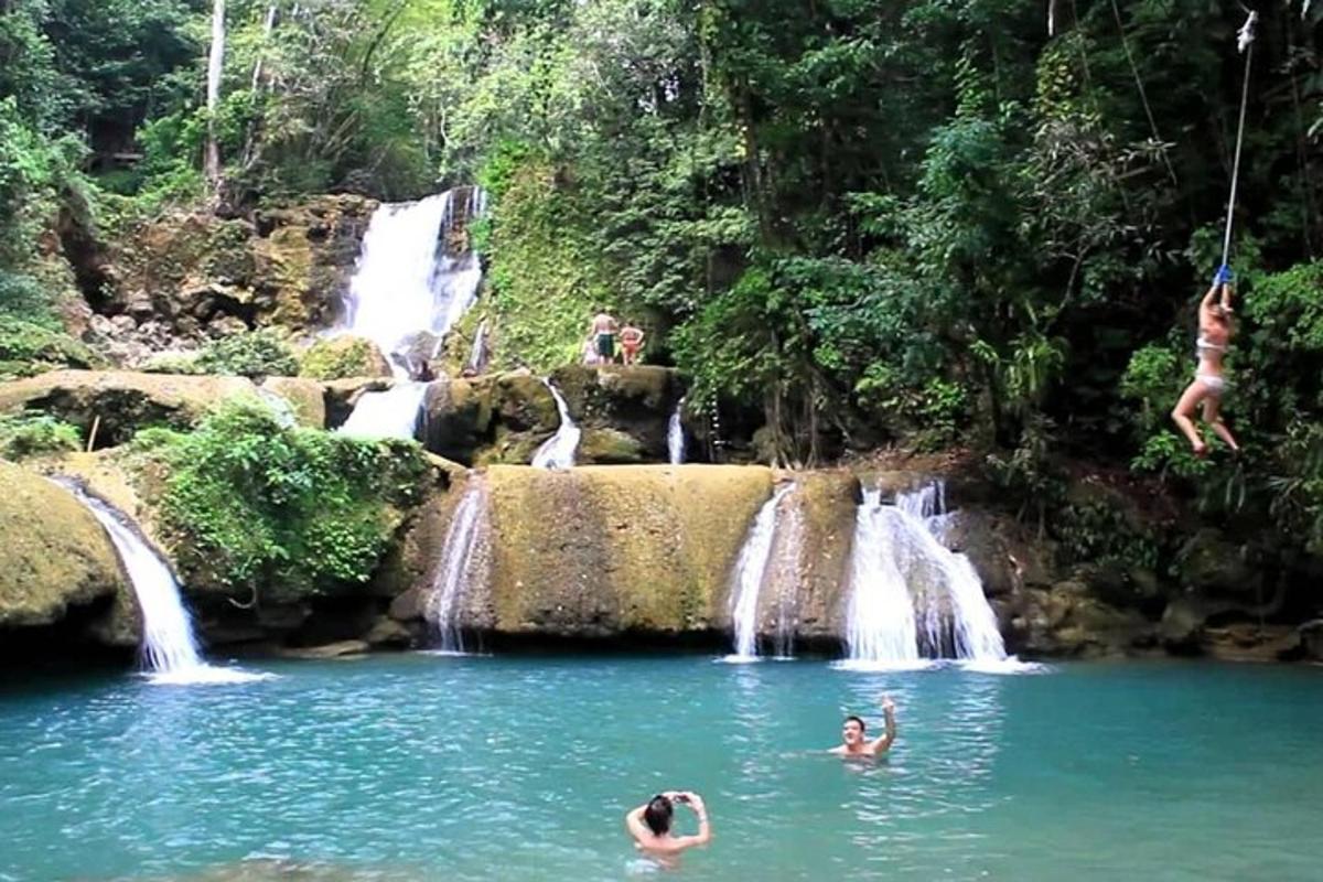 un gruppo di persone che saltano in una cascata