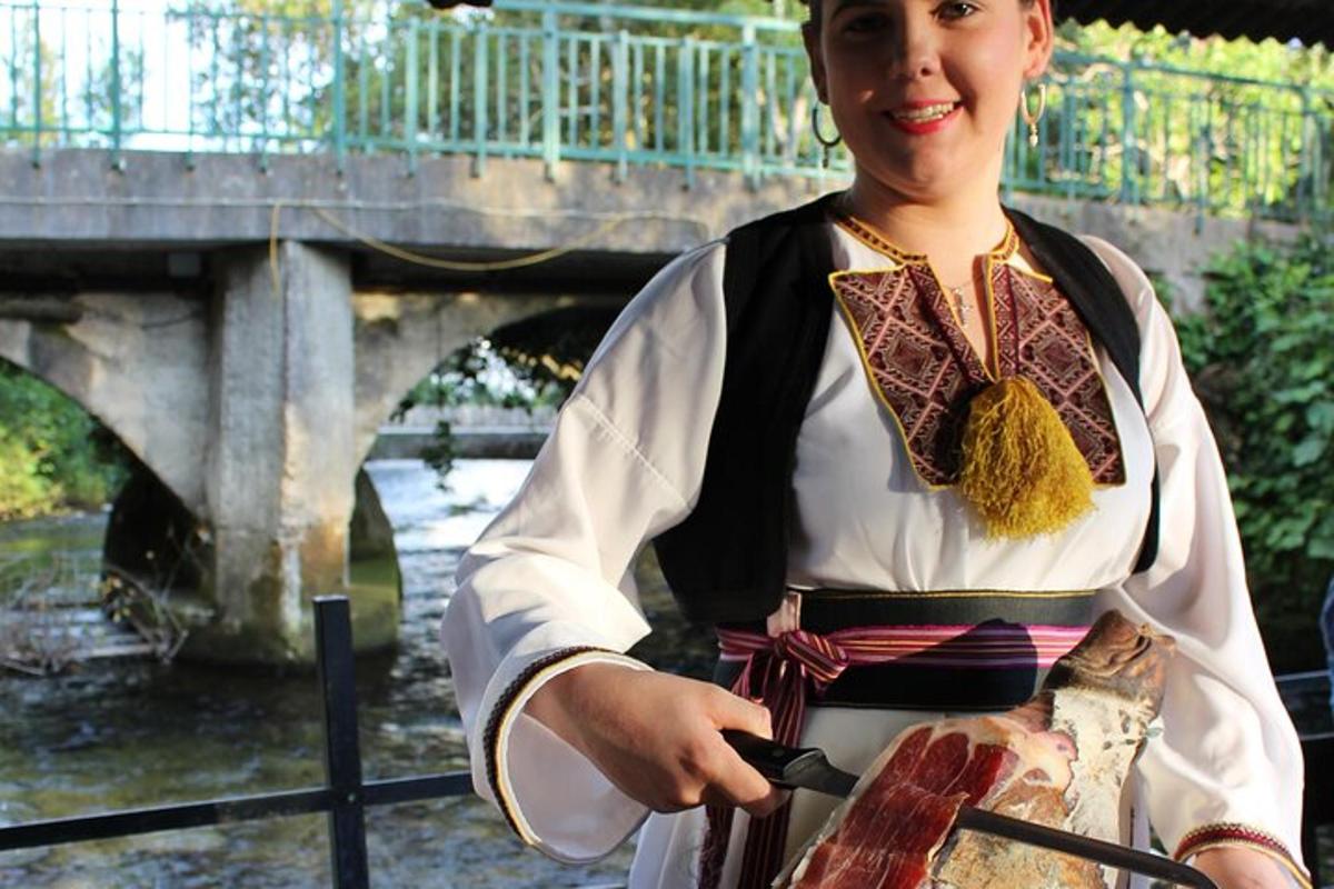 žena oblečená v kostýmu stojící před mostem