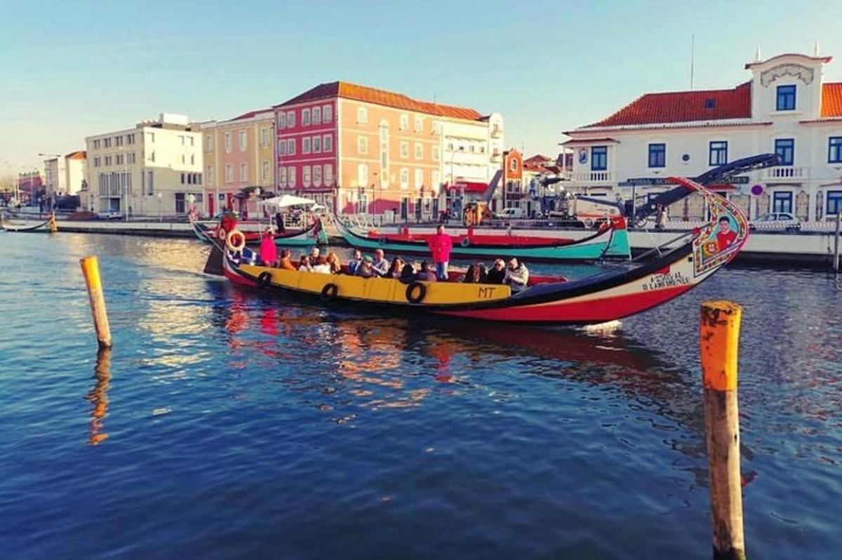 un gruppo di persone su una barca in acqua
