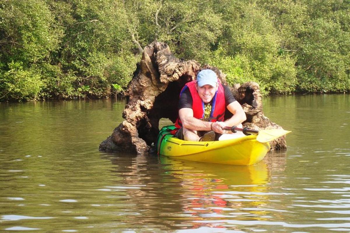 чоловік у каяку у воді з собакою