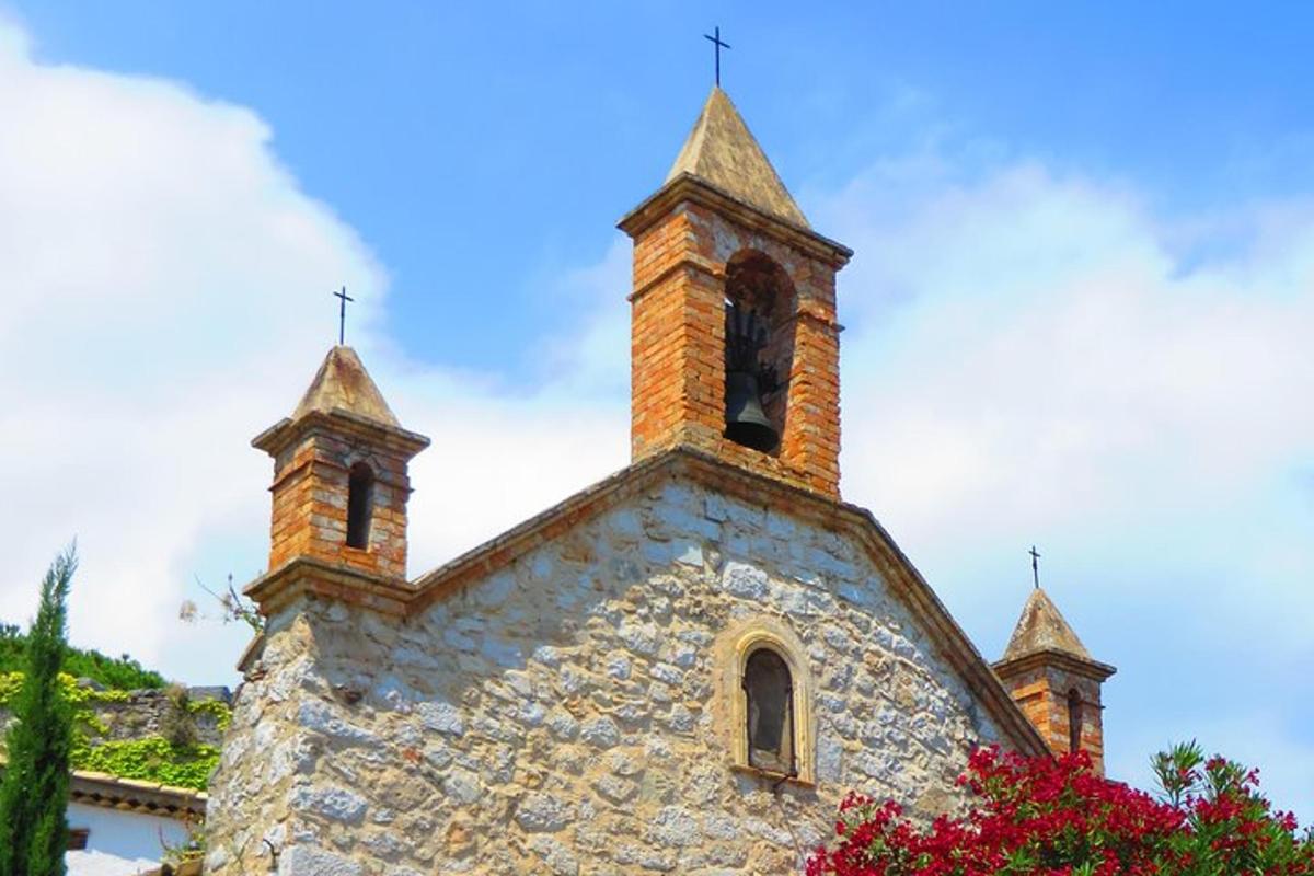 sebuah gereja lama dengan menara di atasnya