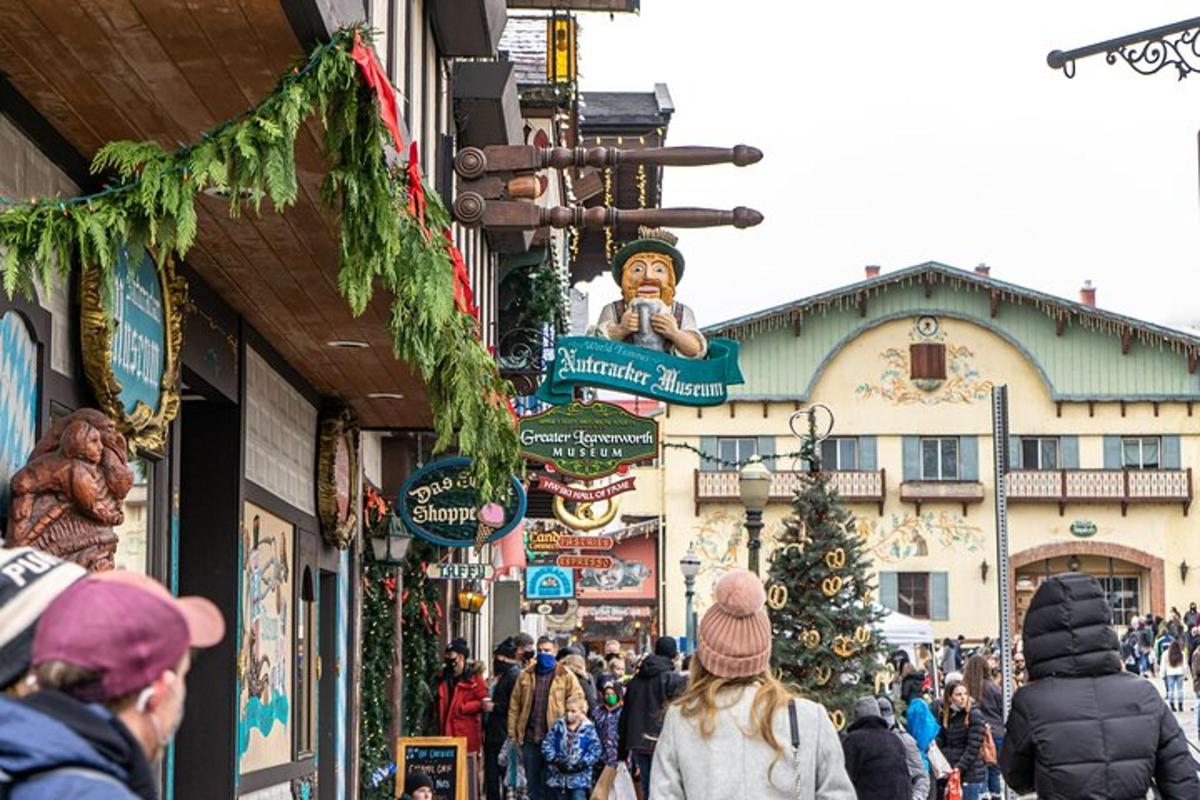 dav lidí jdoucích po ulici s vánočním stromečkem