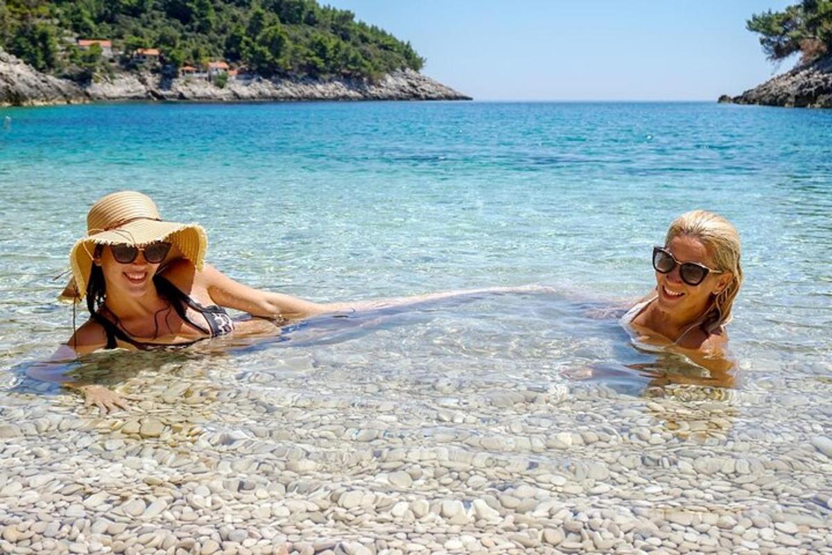 Dos mujeres tumbadas en el agua en una playa