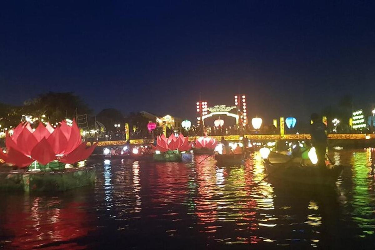 sekelompok perahu di air pada malam hari
