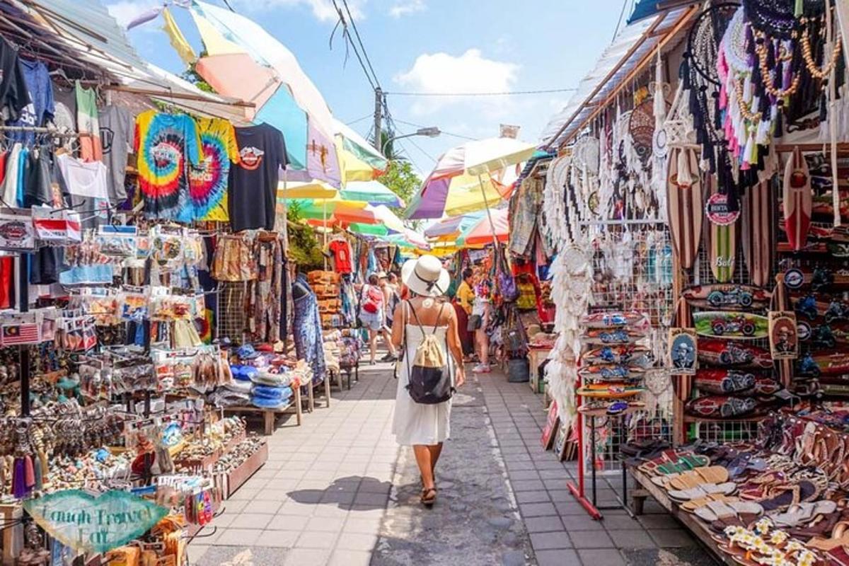 uma mulher caminhando pela rua em um mercado