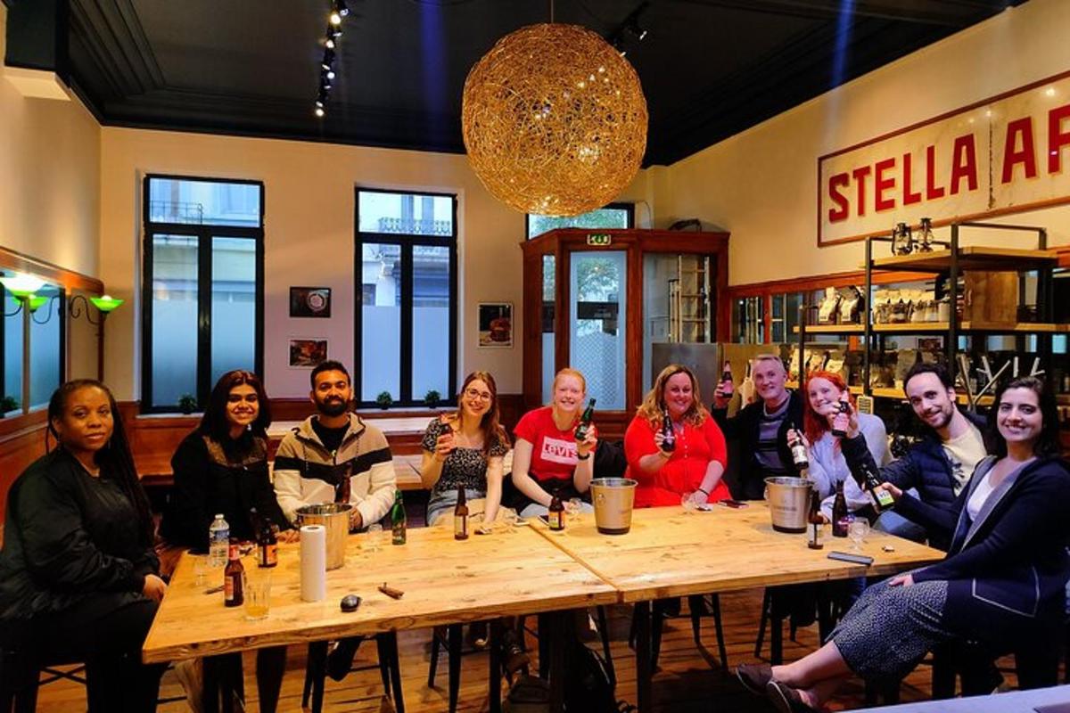 um grupo de pessoas sentadas ao redor de uma mesa em um restaurante