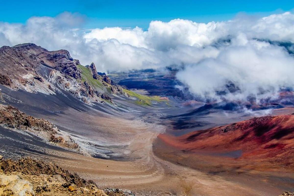 una vista di una montagna con nuvole nel cielo