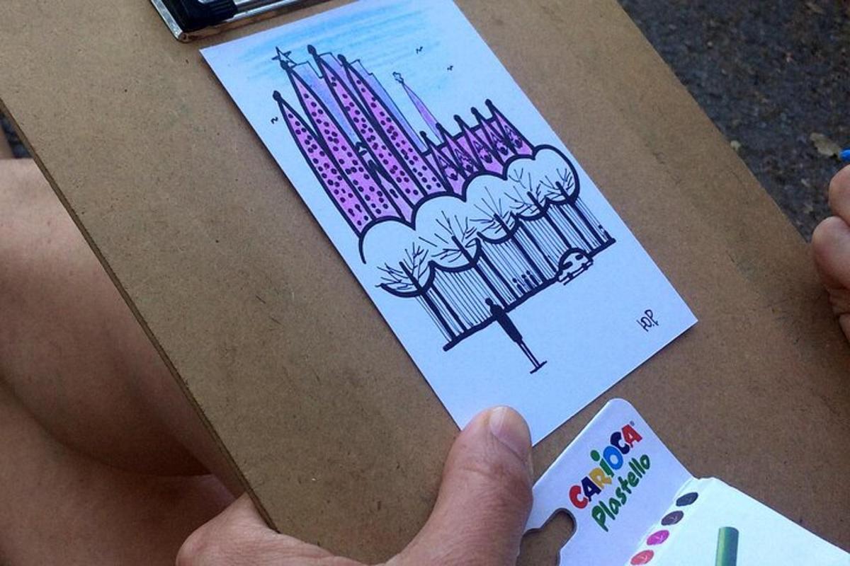 Una persona que sostiene una tarjeta con la imagen de una ciudad.