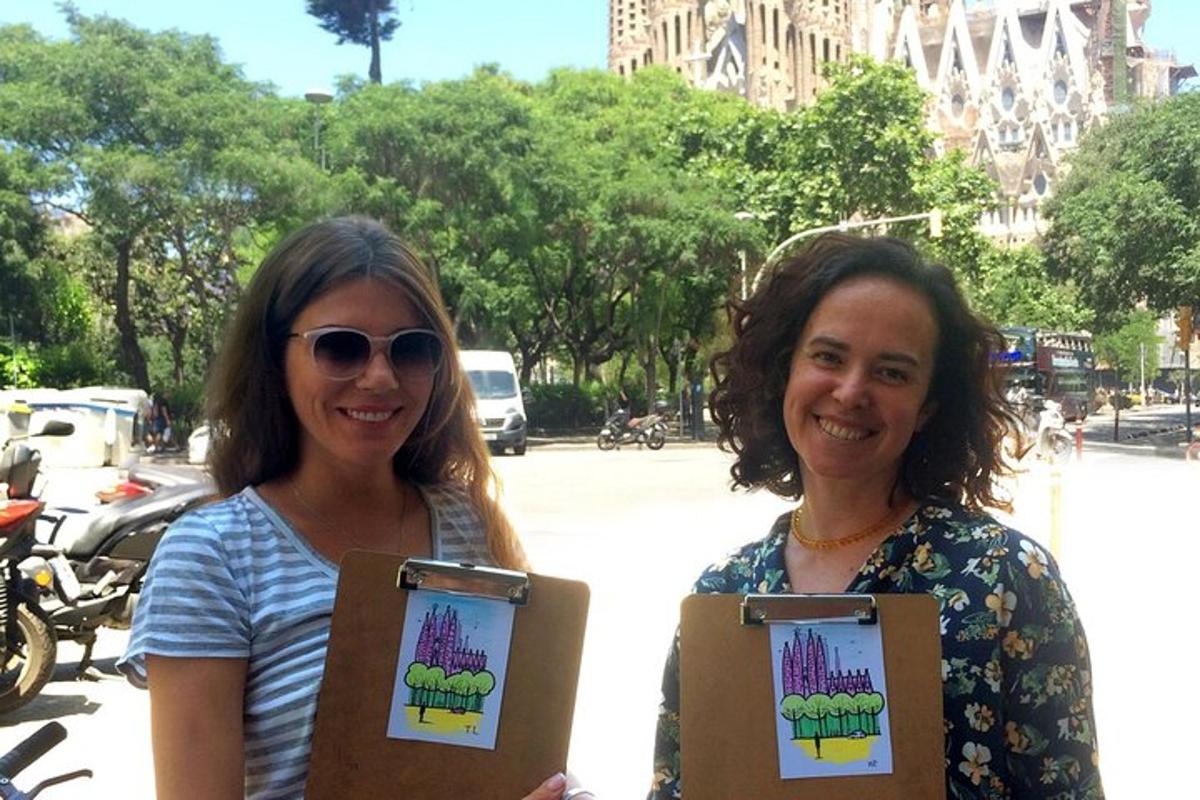 Dos mujeres paradas una al lado de la otra sosteniendo certificados