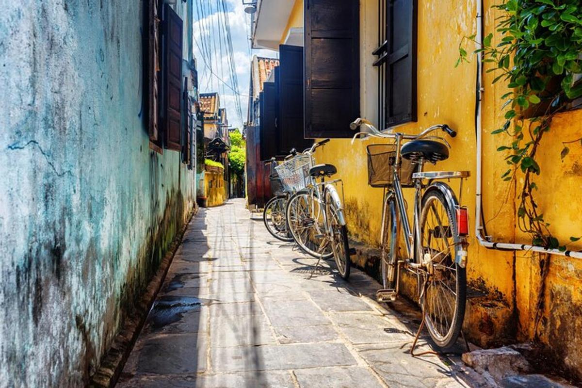 sepasang basikal diletakkan di tepi sebuah lorong