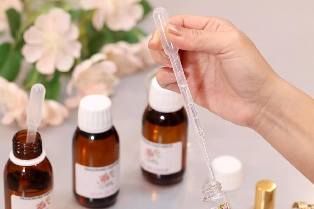 osoba držící pipetu před lahvičkami s léky