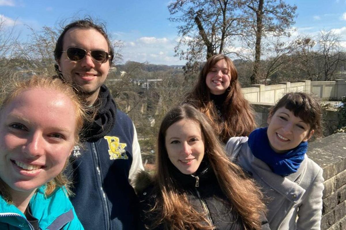 grupp inimesi, kes poseerivad pildi jaoks