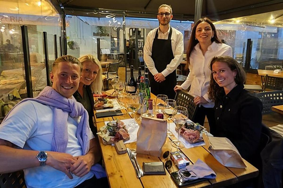 grupa ljudi koji sjede oko stola u restoranu