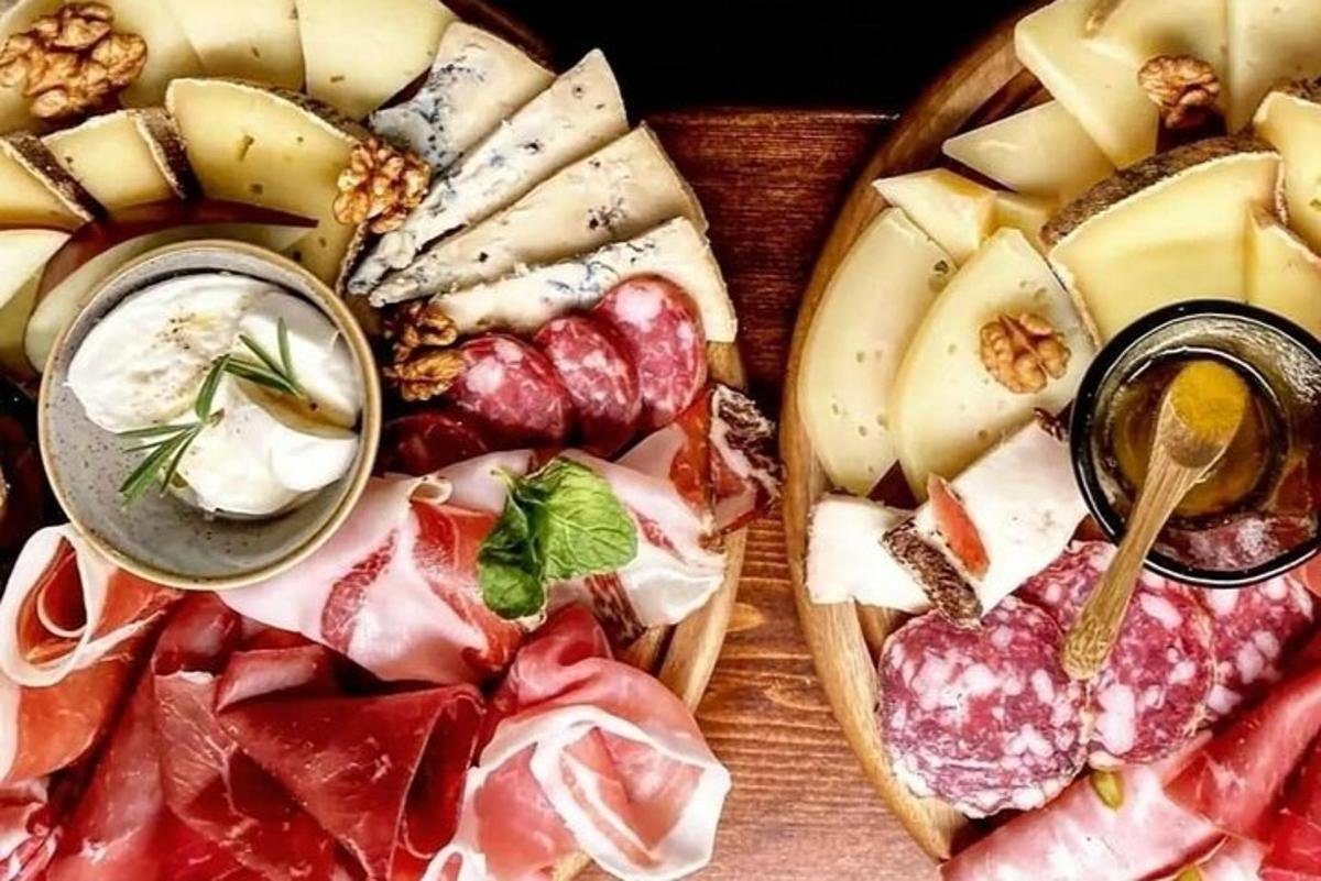 um prato com diferentes tipos de carnes e queijos