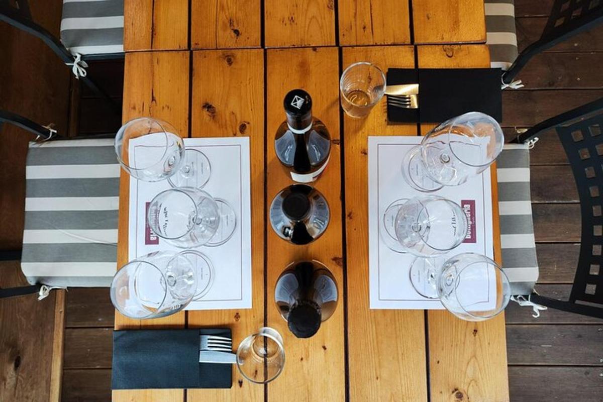 uma mesa de madeira com taças de vinho e sinos sobre ela