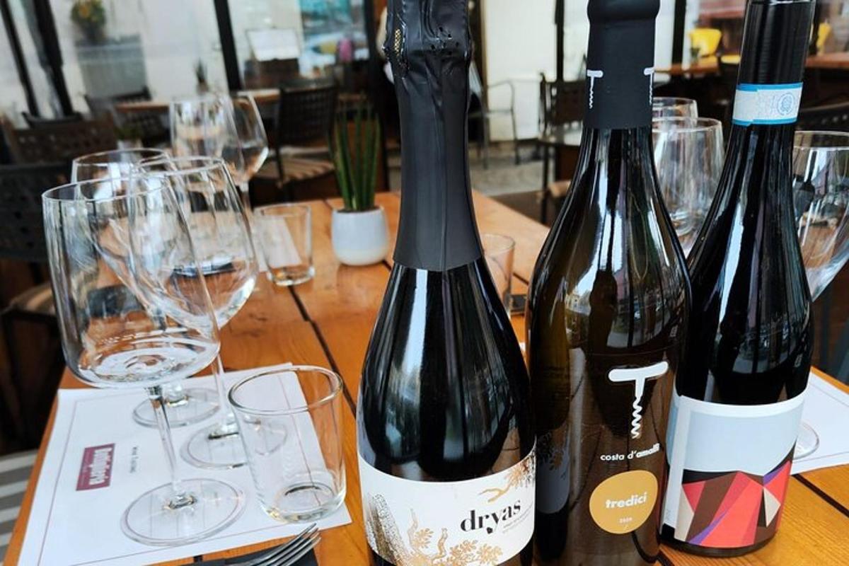 duas garrafas de vinho sobre uma mesa com copos