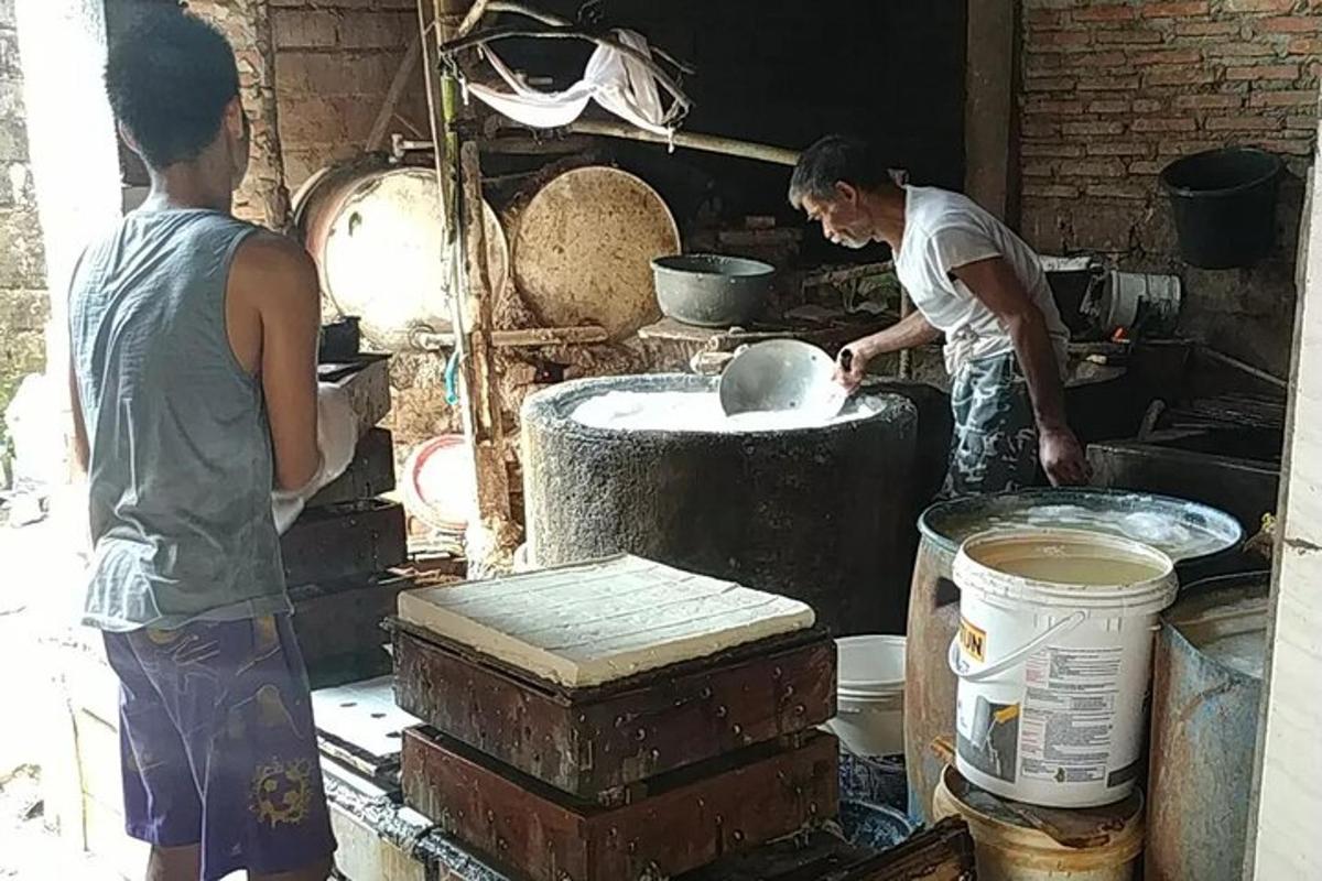 两个男人站在厨房准备食物