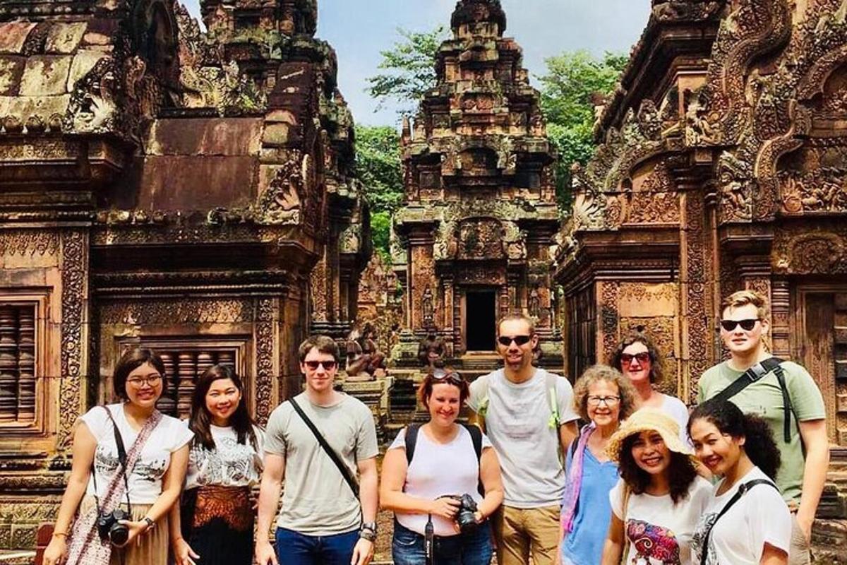 un gruppo di persone in piedi davanti a un tempio