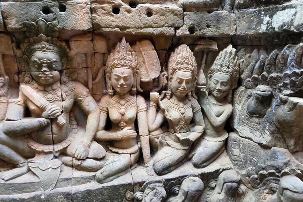 un gruppo di statue sul lato di un muro