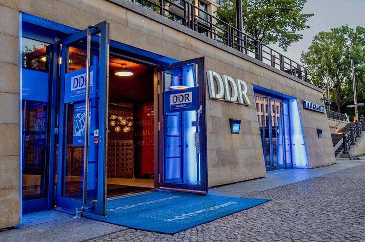 відчинені двері магазину Dror на вулиці