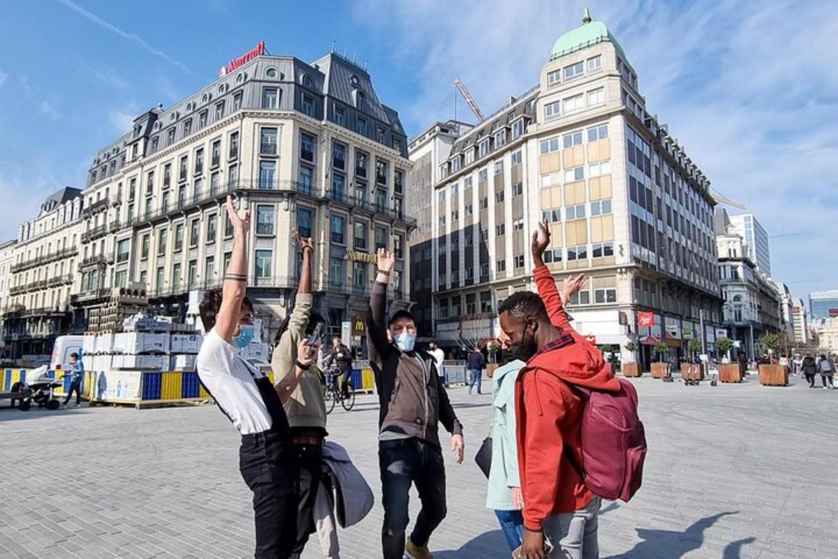 un gruppo di persone con le mani alzate
