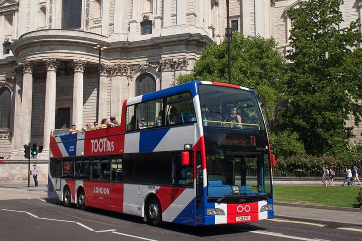 kahekordne buss sõidab mööda tänavat