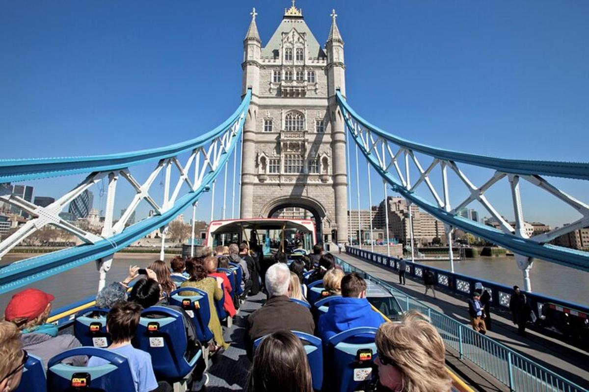 turistická loď před Tower Bridge